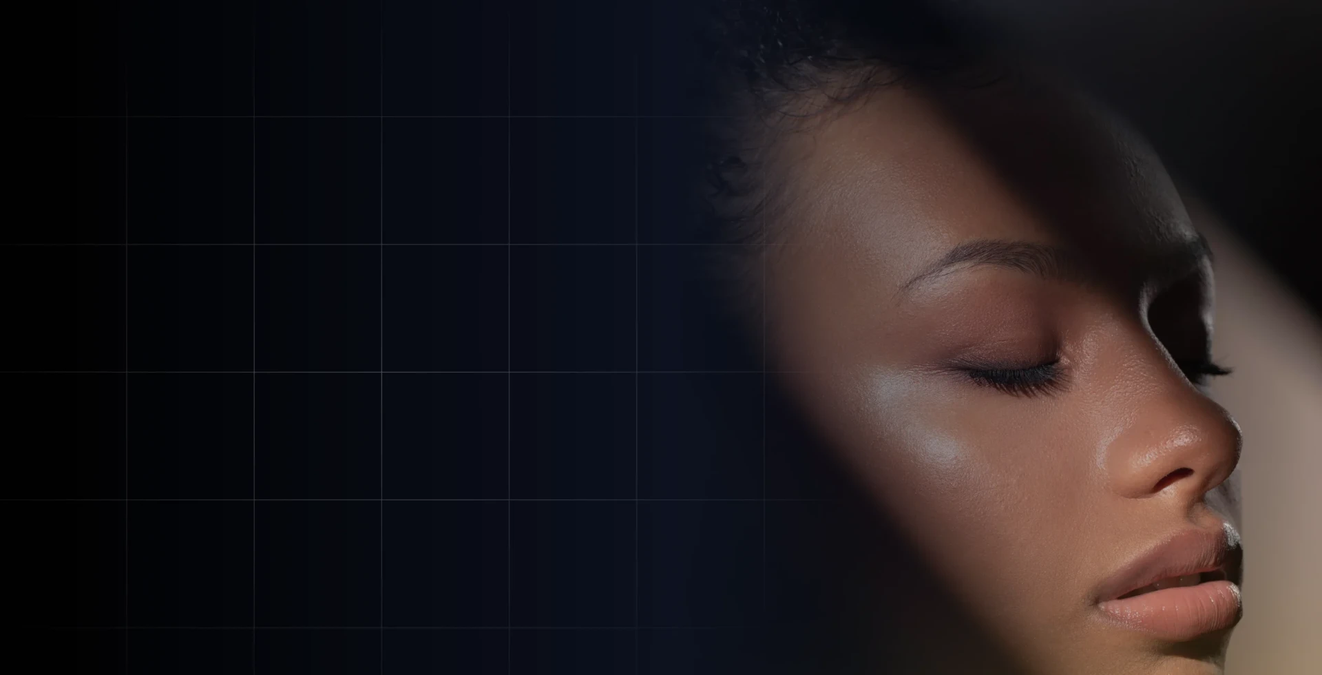 Profissional do Olhar Radiante realizando um procedimento de beleza